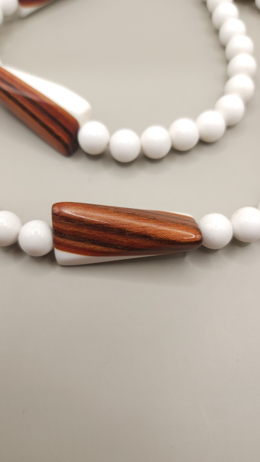 Vintage 1970s Mod White Lucite & Faux Wood Grain Station Bead Necklace 28″ 2.4oz