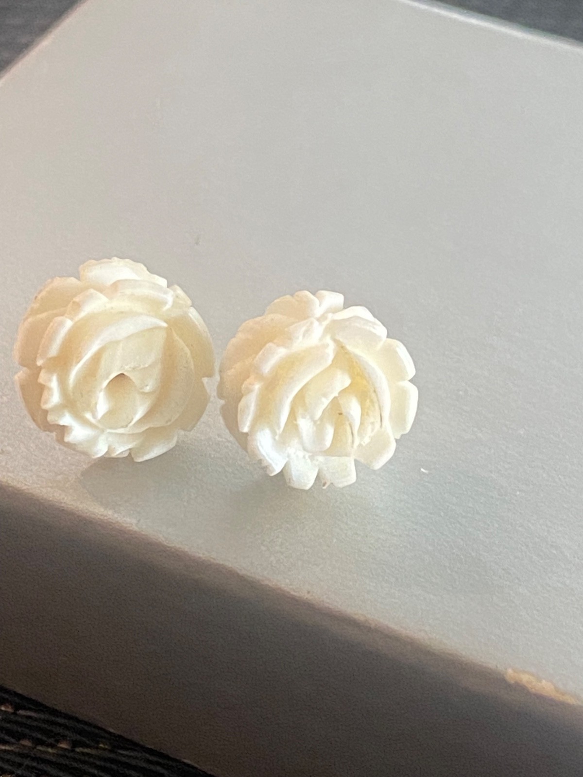 EarRings 14ct gold post Trifari Carved white Roses