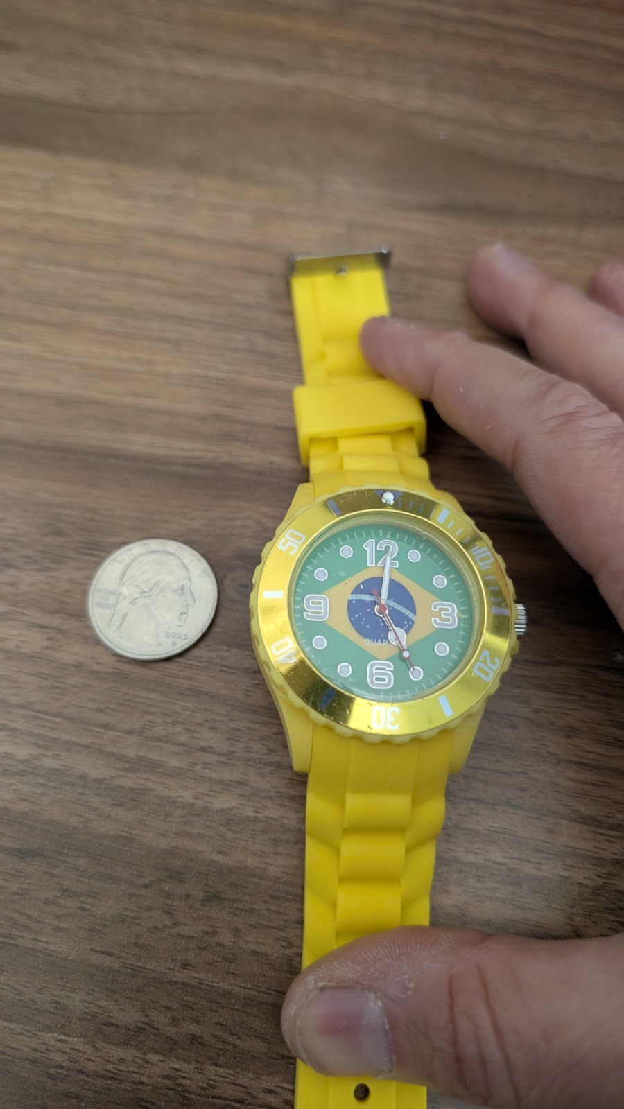 Yellow Brazil Flag Quartz Watch – Sporty Silicone Strap, Rotating Bezel