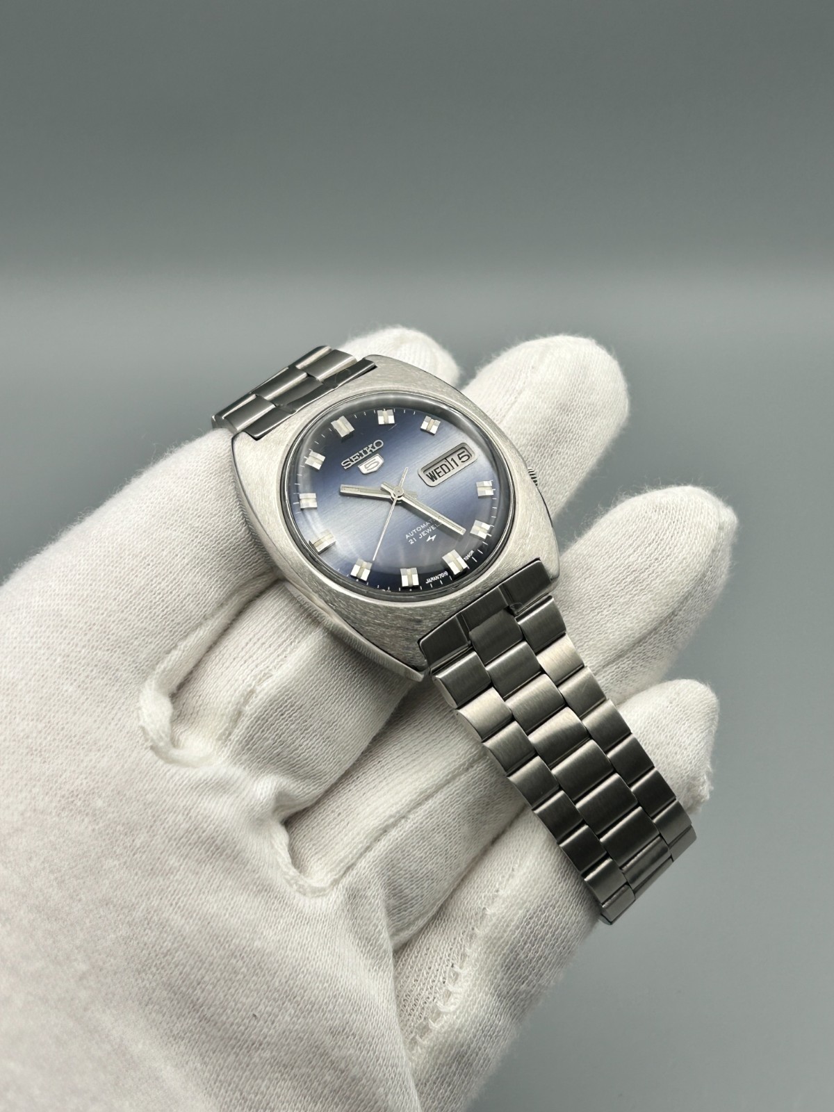 Vintage Seiko 5 Automatic Gradient Blue 21J Day/Date Men’s Wrist Watch Japan