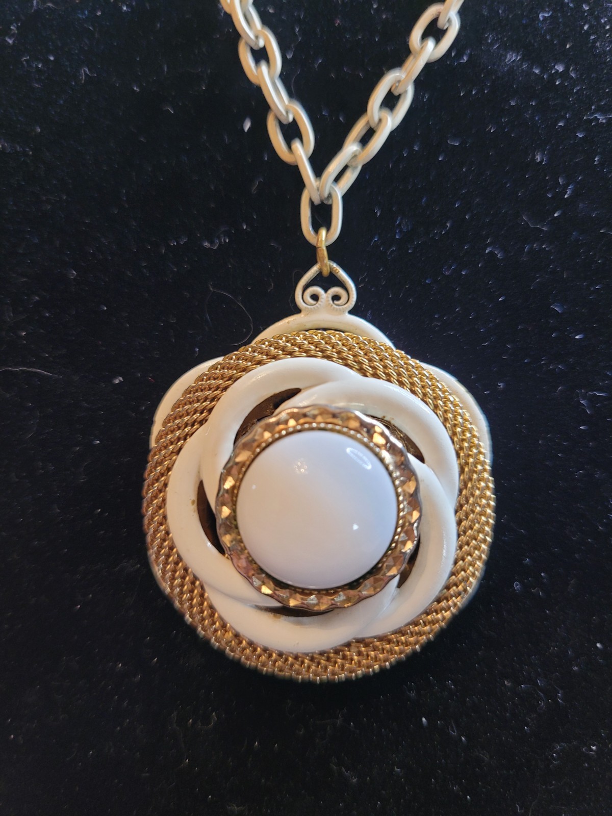 Vintage White Enamel Flower Pendant Necklace Gold Tone Mesh Statement 60s Retro