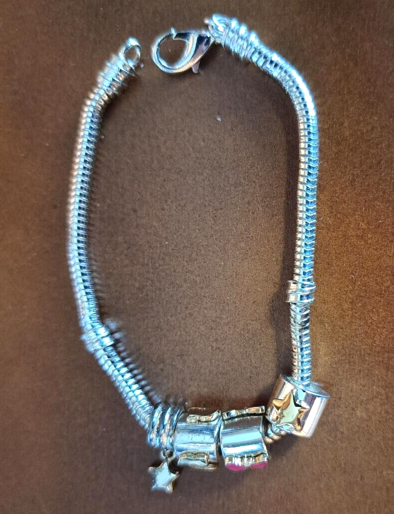 ESTATE FIND – IN THE STYLE OF PANDORA WITH 4 CHARMS – APPROX. 7″