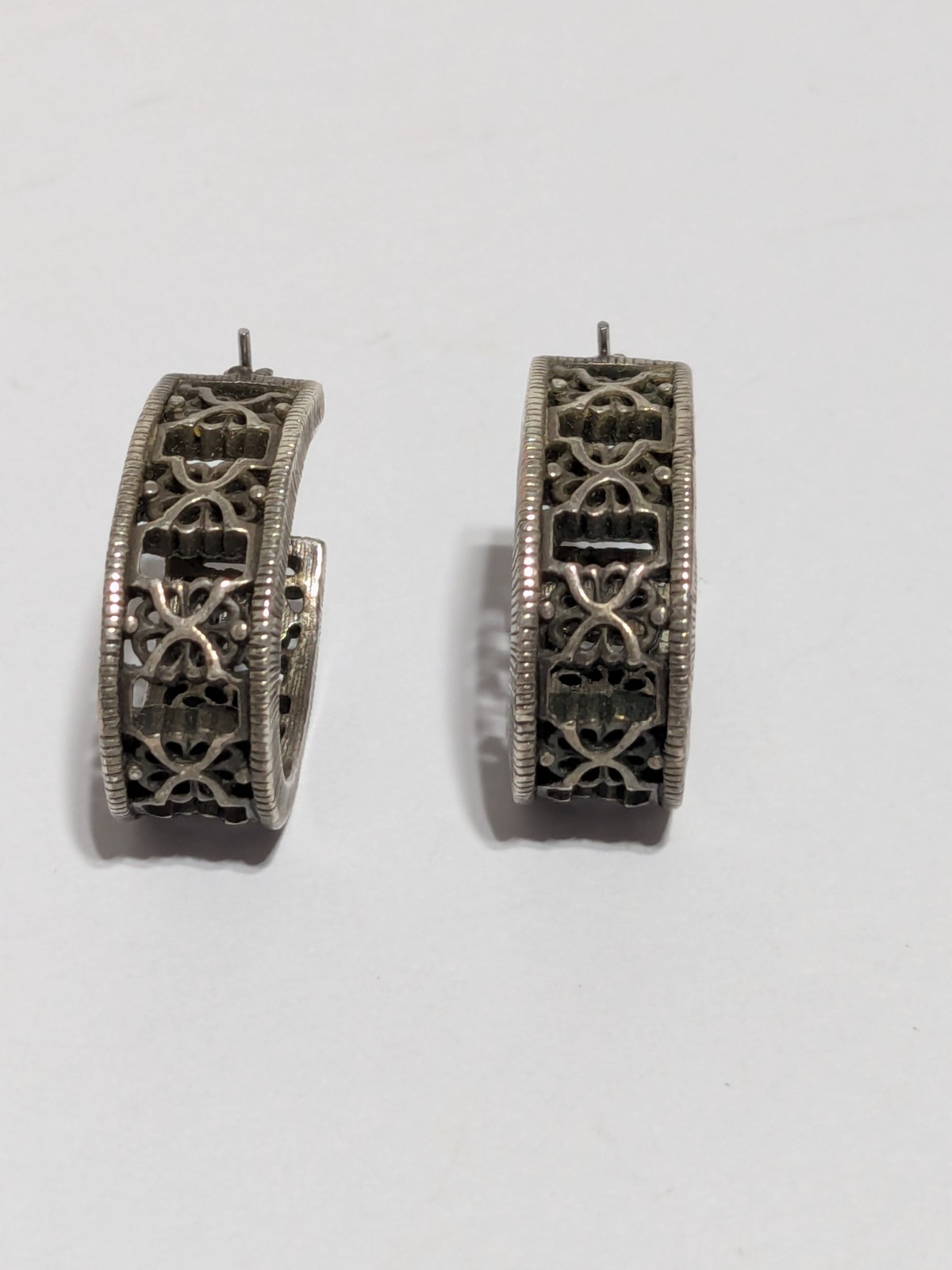Silver Tone Oval Hoop Filigree Style Earrings 1″. Push Lock Closure. Textured.