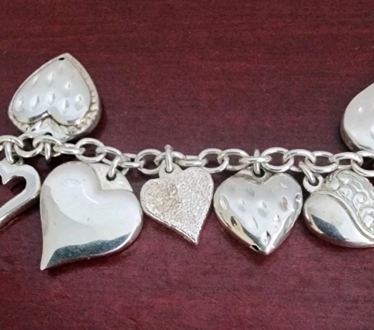 JCM 925 STERLING SILVER HEART CHARMS BRACELET. 8″. 20.80GRS. MADE IN MAURITIUS
