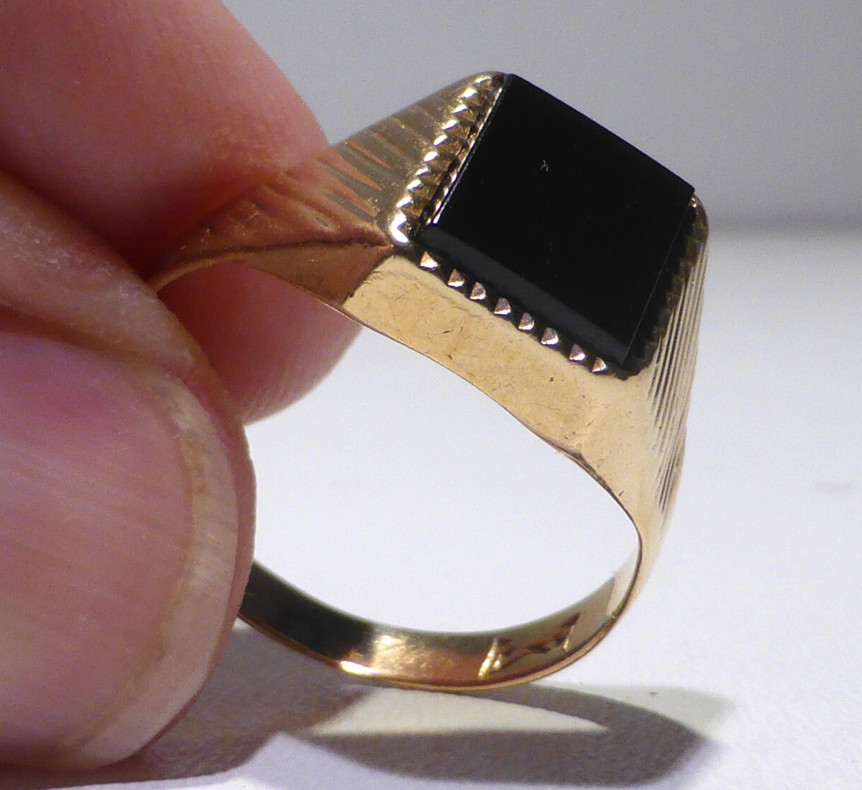 9ct Gold Signet Ring Jet UK Hallmark 1969 AJ Size T 1/2 Boxed
