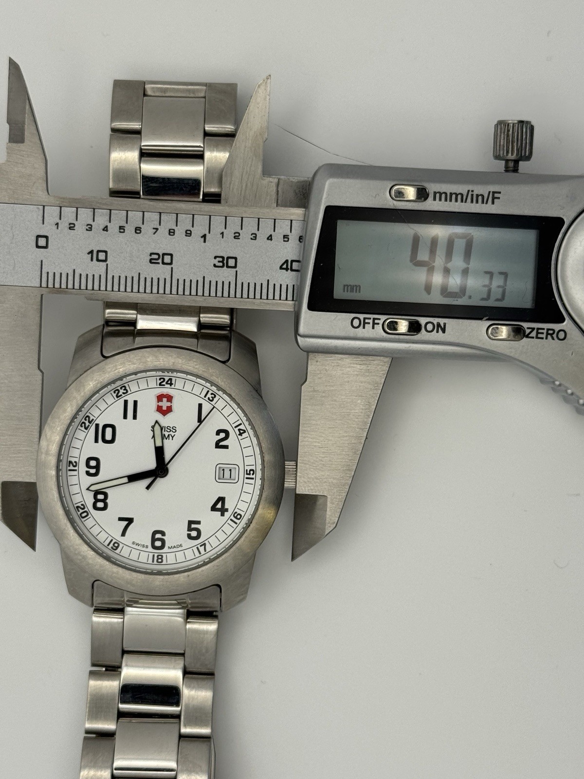 Victorinox Swiss Army Quartz Ref: 24972 Date Arabic Numerals Steel Bracelet 40mm
