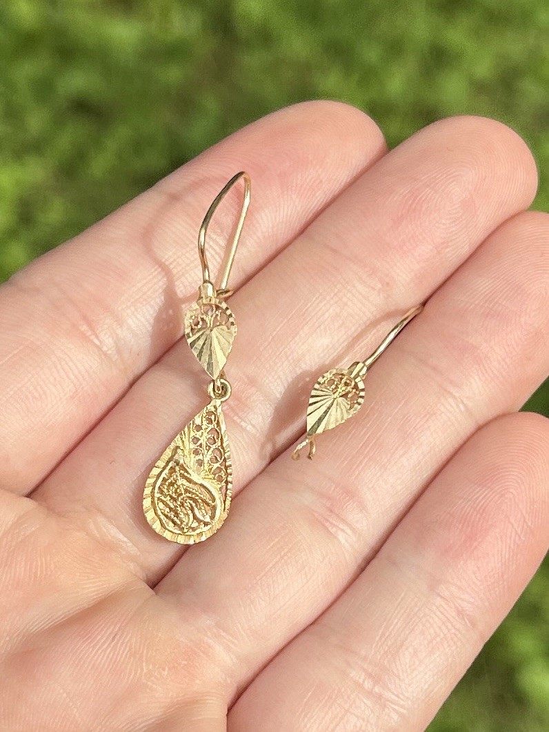 14K Yellow Gold Filigree Teardrop Dangle Earrings Diamond Cut Kidney Wire