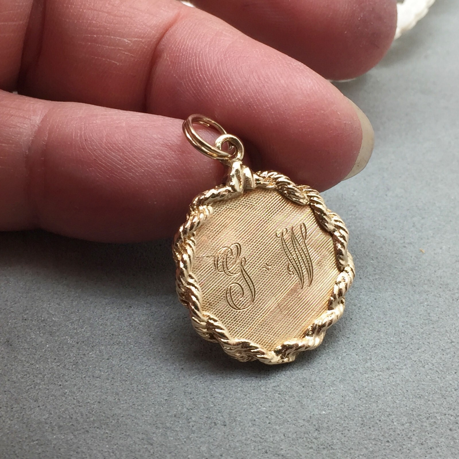 Solid 14k Yellow Gold Charm “Jane / JW” Engraved Rope Edge 7/8″ M&M Co 4.1 gram
