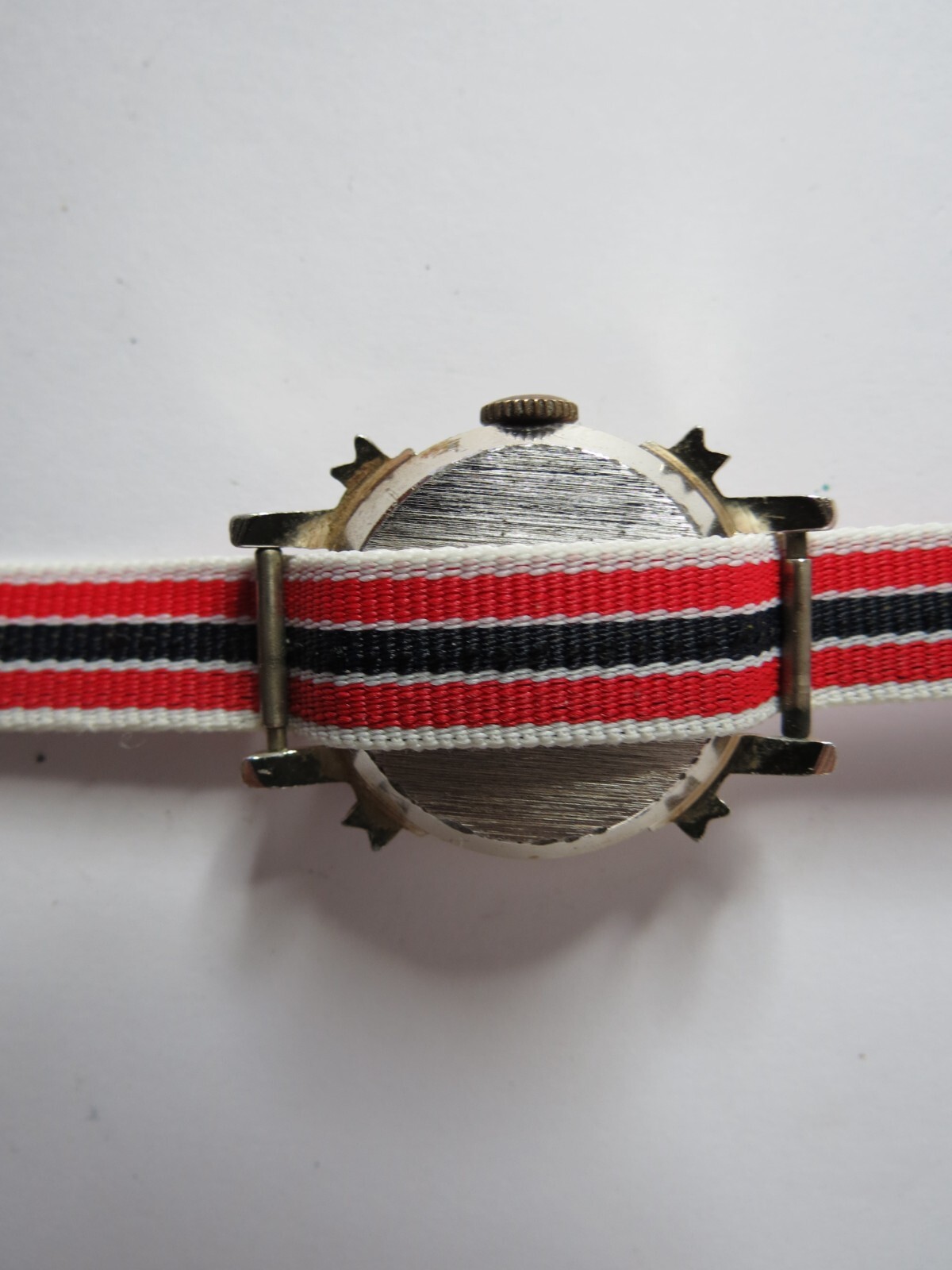 VINTAGE WOMENS WINDSOR JEWLED SWISS MADE ALUMINUM MANUAL WIND WRISTWATCH