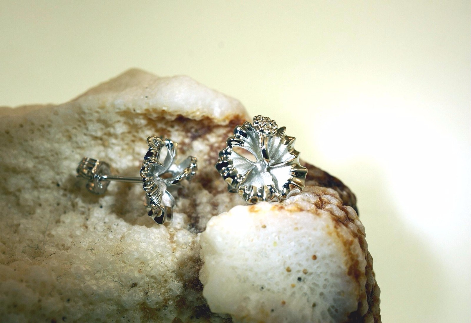 10MM-15MM RHODIUM PLATED 925 STER SILVER HAWAIIAN HIBISCUS FLOWER STUD EARRINGS