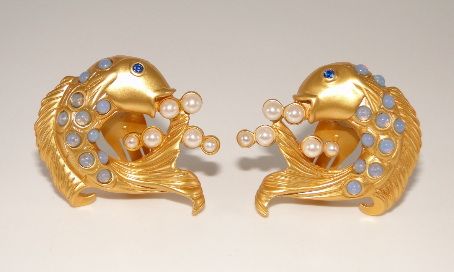 Stunning ELIZABETH TAYLOR AVON 1994 “Sea Shimmering Collections” Clip Earrings