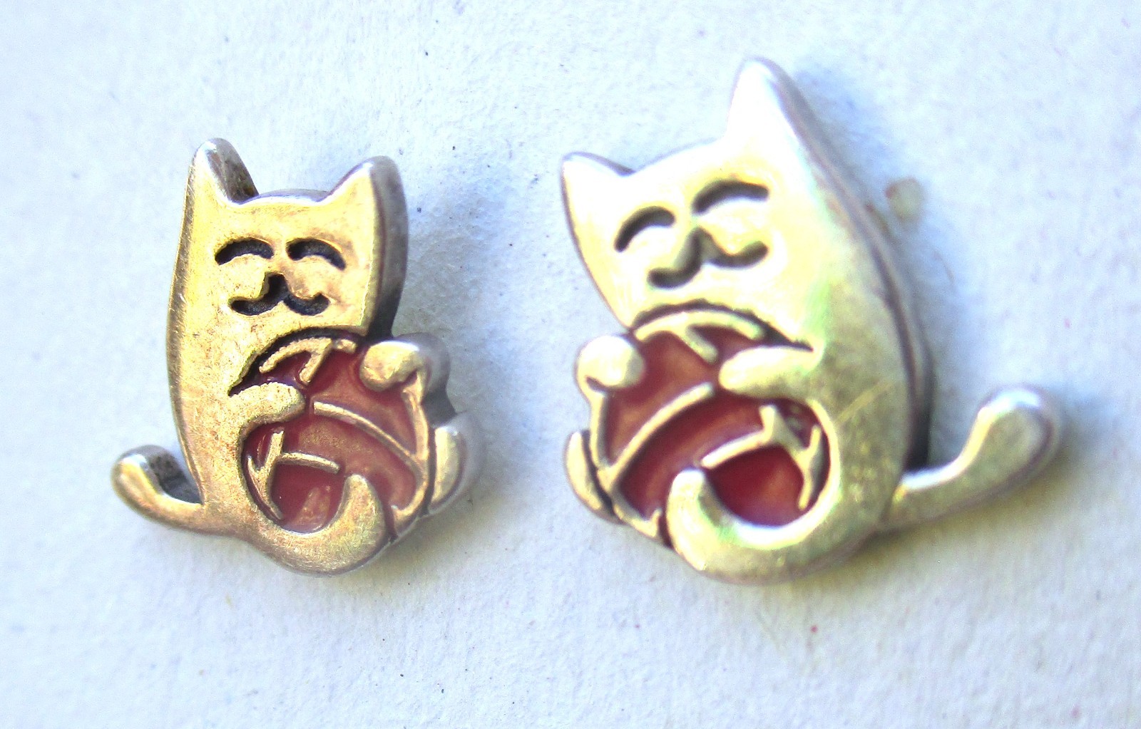 Kitty Cat Sterling Silver Stud Earrings Enamel Ball Playful Kitten 1.6 g .25″