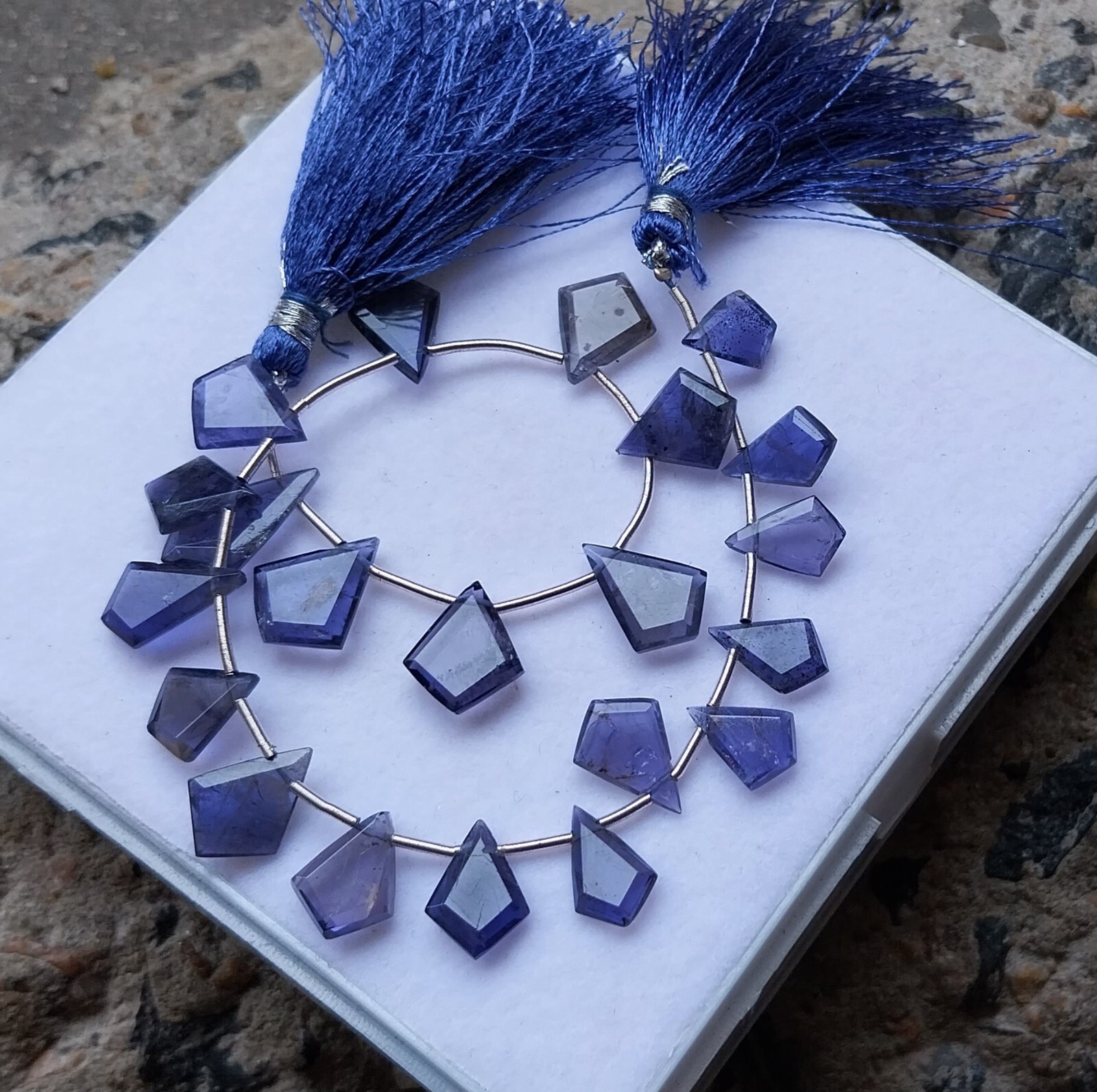 37 Carat 7.5×9.5-10.5×13.5 MM Natural Blue Purple Iolite Fancy Cut 8 Inch Beads