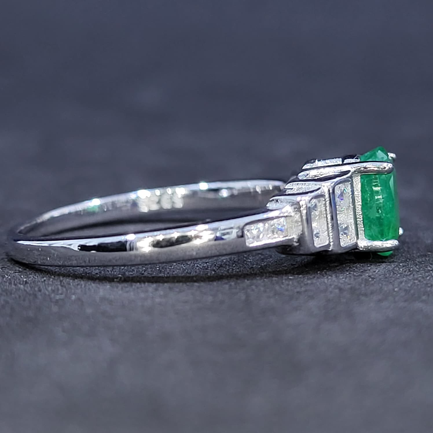 925 Sterling Silver Natural Emerald Gemstone Ring Oval Top Rich Green 9