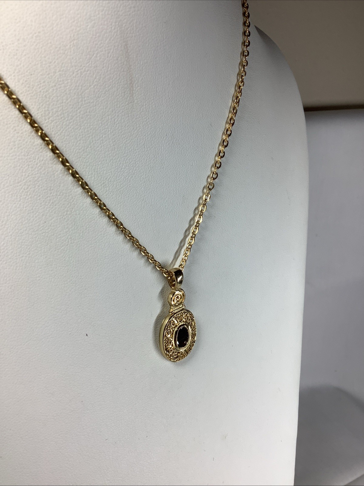 Vintage 18″ Cable Chain Oval Faux Amethyst Pendant Gold Tone Necklace NN36