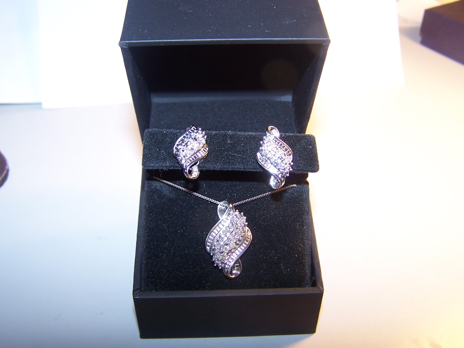 ZALES/KAY’S DESIGNER 27 DIAMOND STERLING SILVER PENDAT,CHAIN & MATCHING EARRINGS