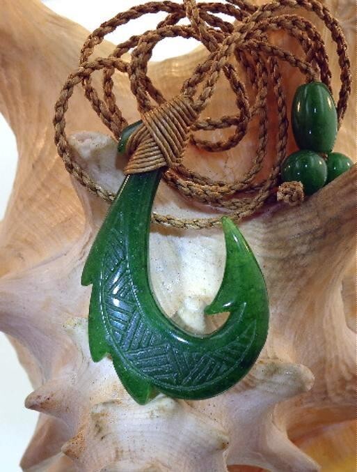 30MM HAND-CARVED GREEN JADE HAWAIIAN POLYNESIAN MAKAU SHARK FISH HOOK NECKLACE