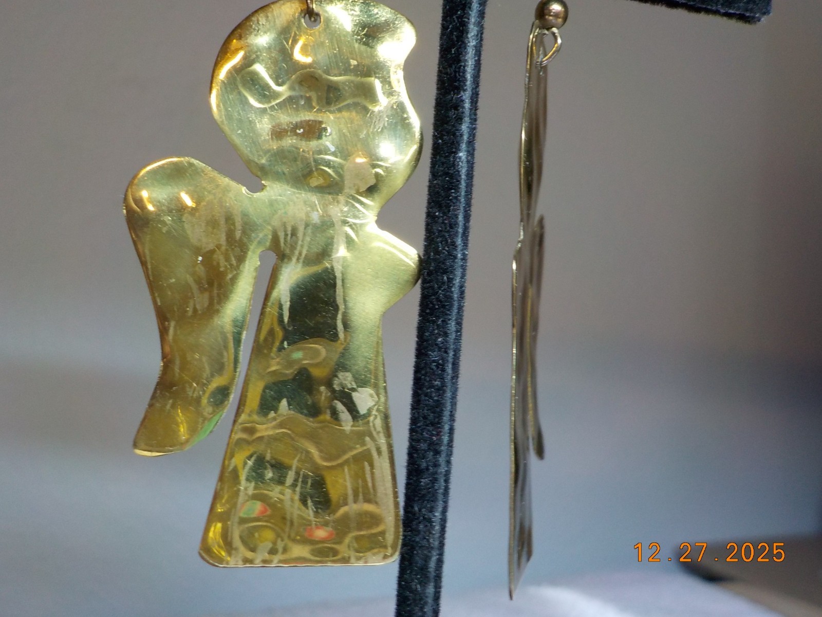 HAMMERED BRASS ANGEL SHAPED HOOK-ON WIRE EARRINGS TOTAL LENGTH 2 3/4″