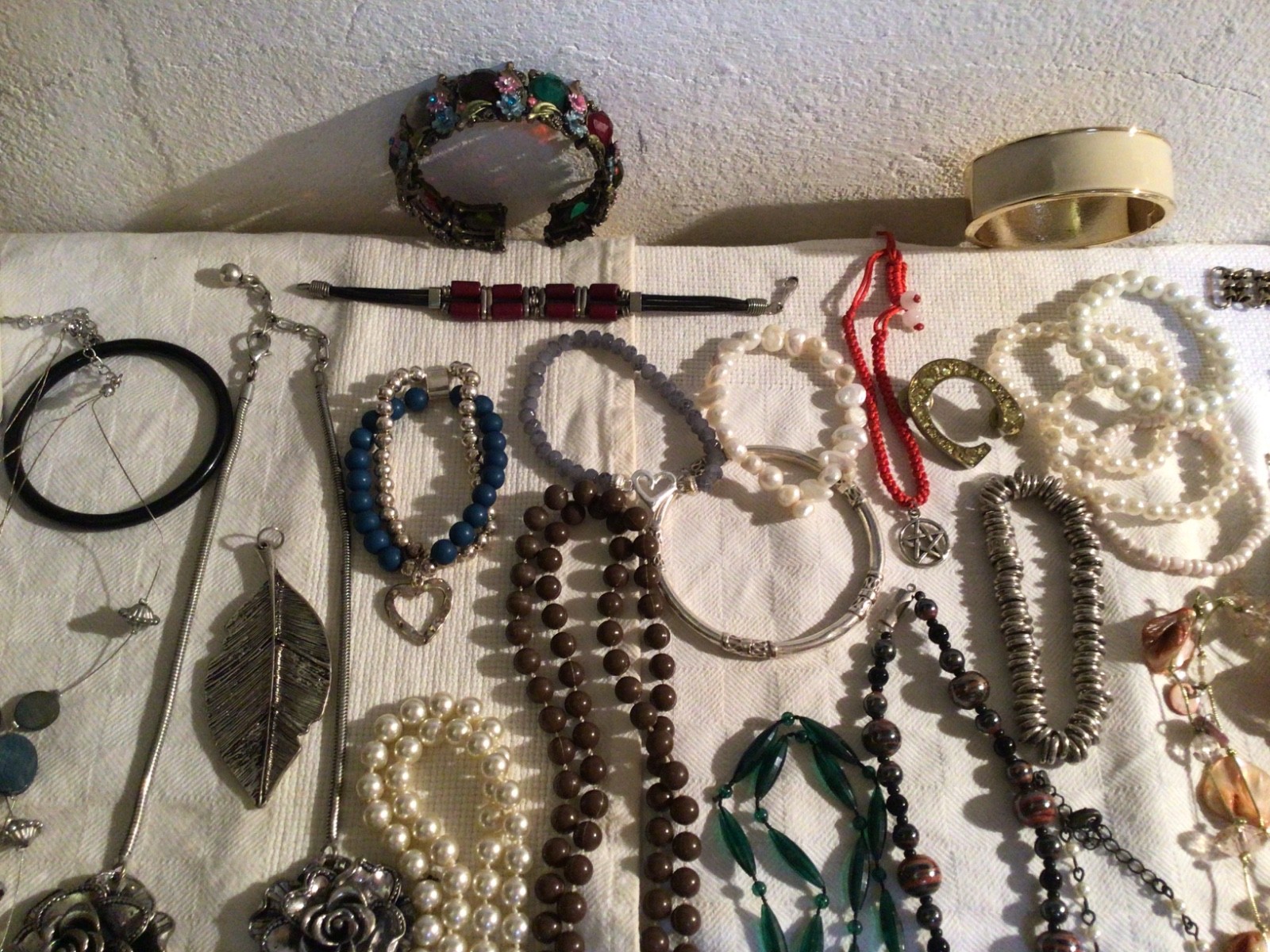 MAX LOT WITH NATURAL CORAL BRACELETS NECKLACES RINGS WITH BOXES