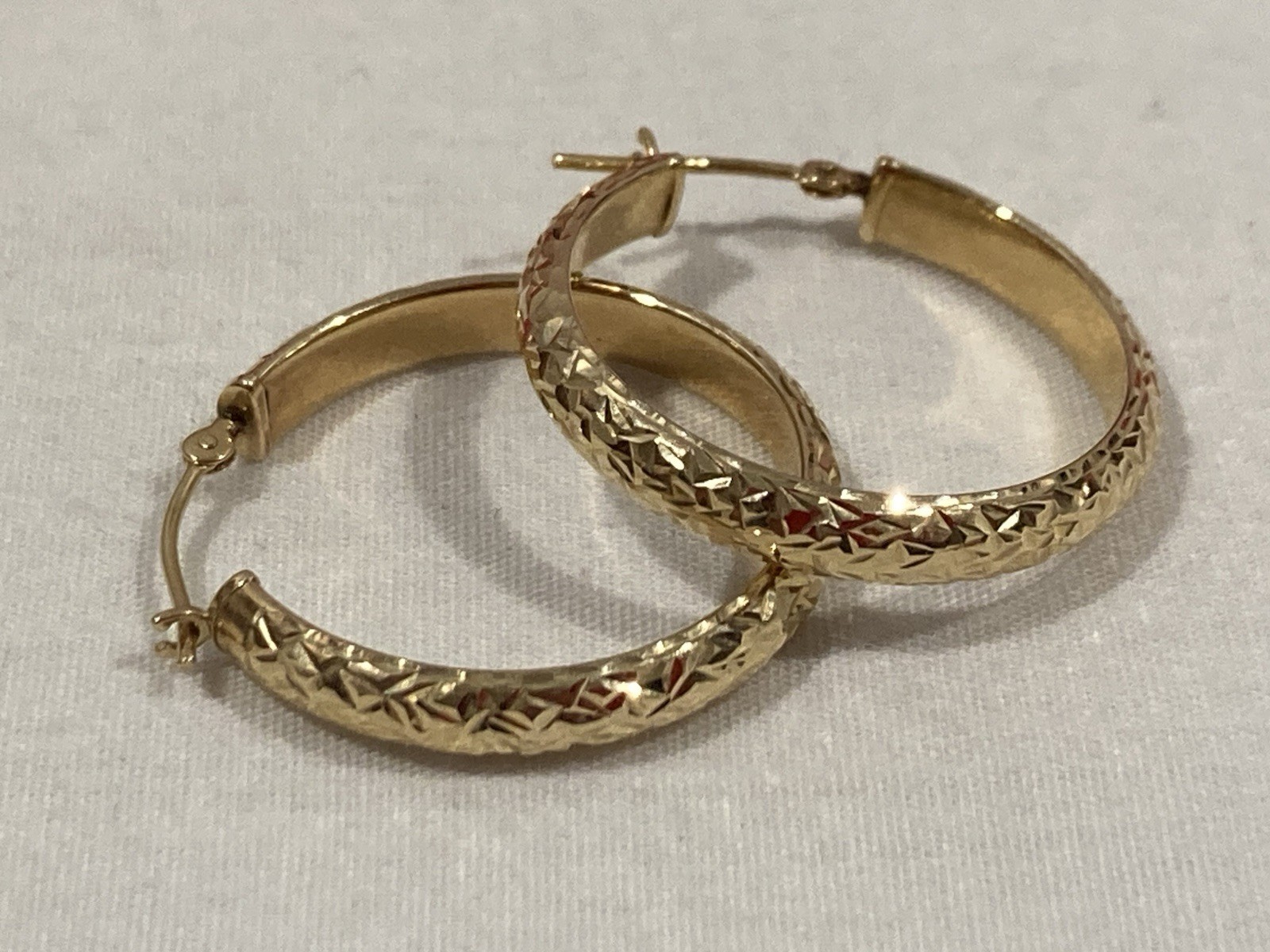 NEW EG EternaGold 14k Solid Yellow Gold Etched Round HOLLOW HOOP EARRINGS 1.96g