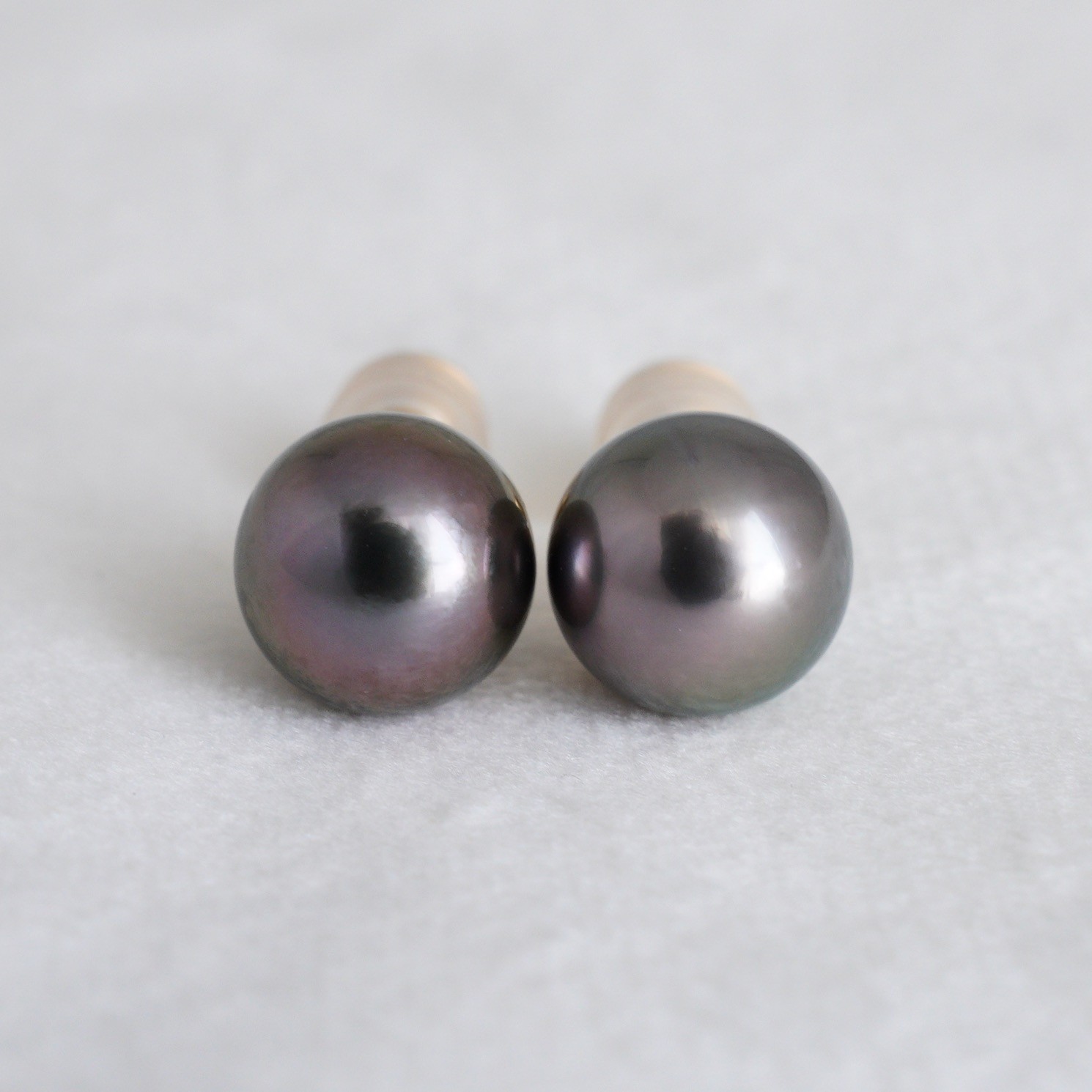 AAA High Luster 9.7mm Round Purple Tahitian Pearl Stud Earrings 18Kt Yellow Gold