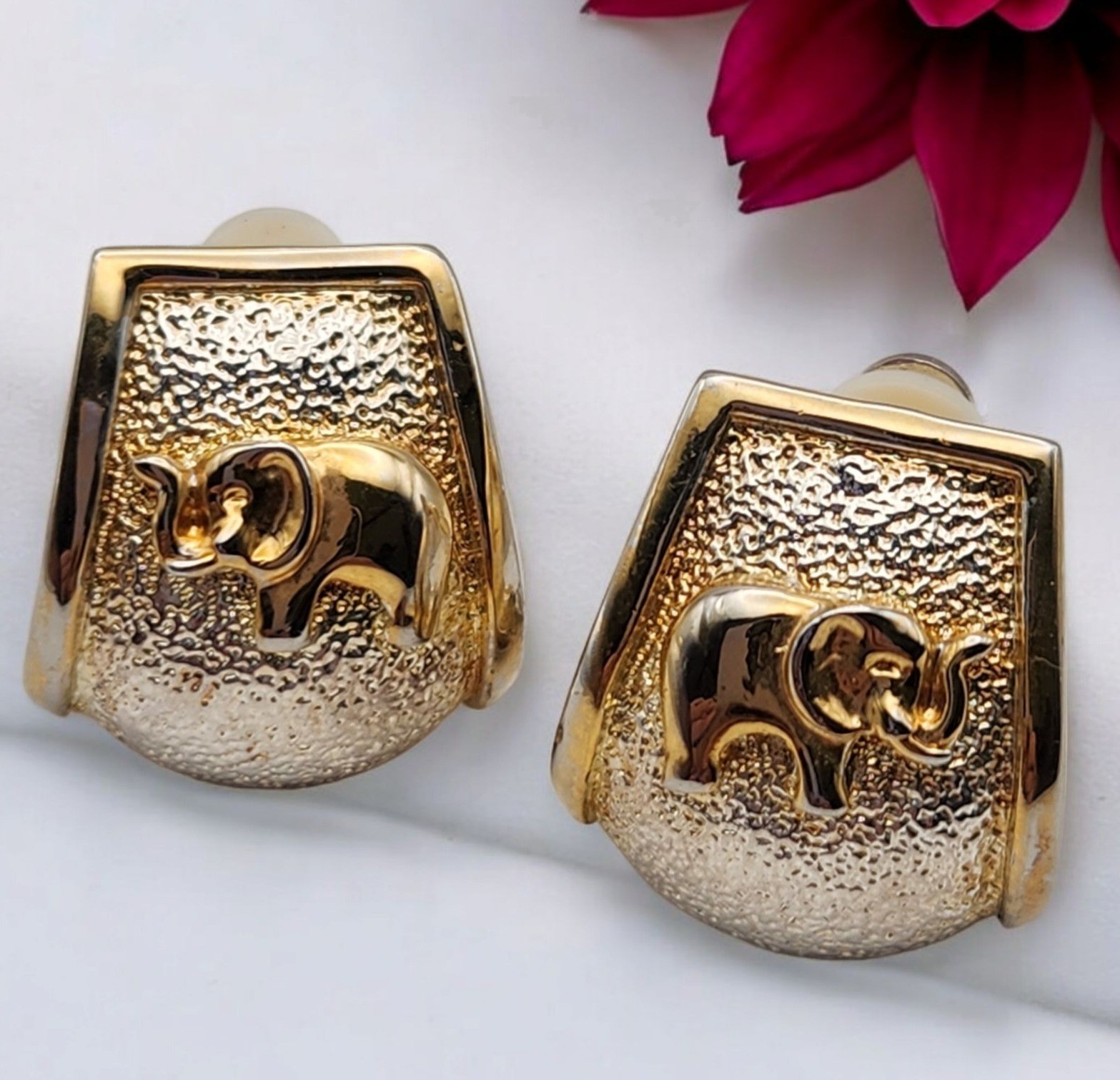 Vtg Makers Marked ‘1999 AD’ 1″ Clip Earrings Trunk Up Elephant Textured Two Tone