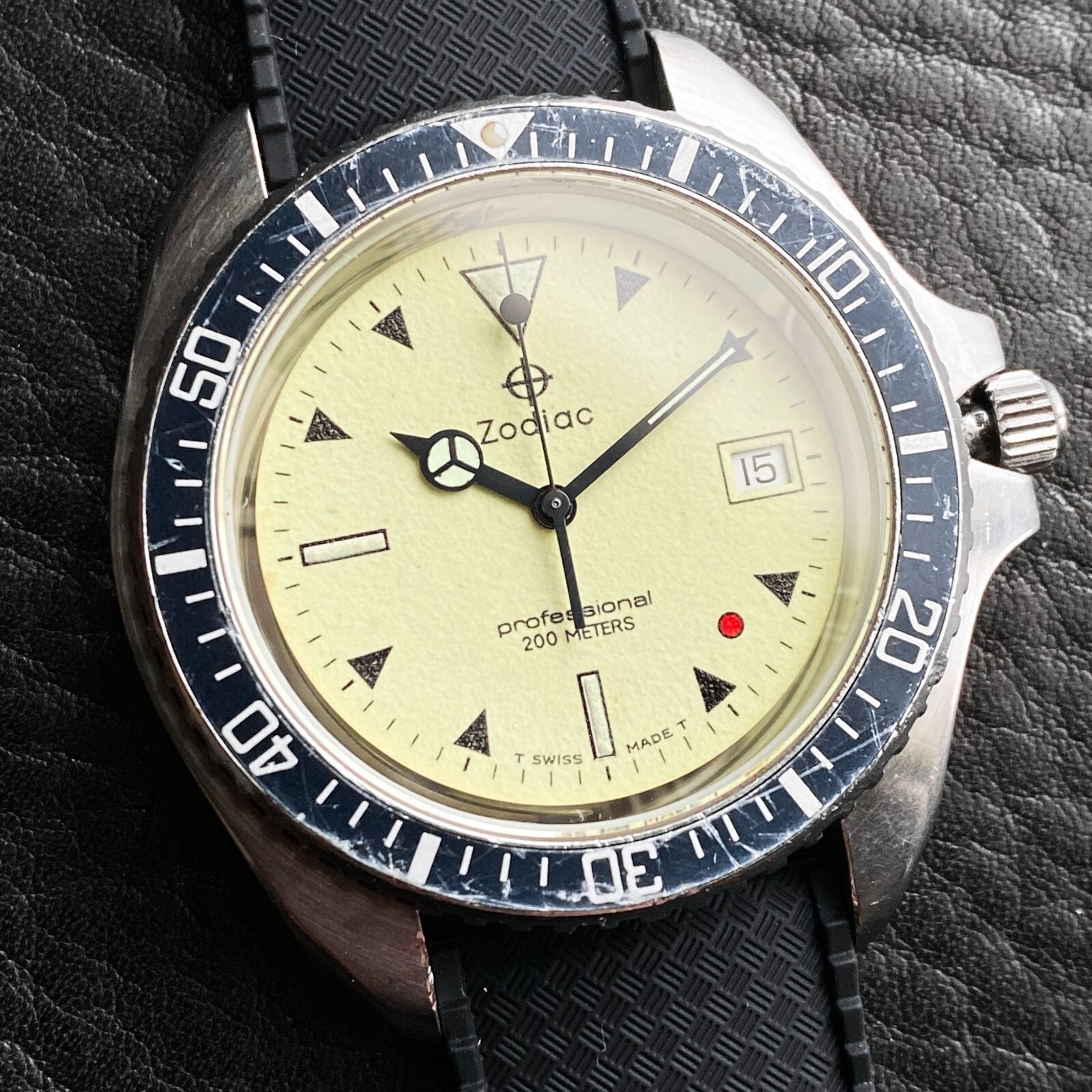 EXCELLENT ZODIAC VINTAGE RED POINT RED DOT 106.21.07 QUARTZ DIVER SWISS