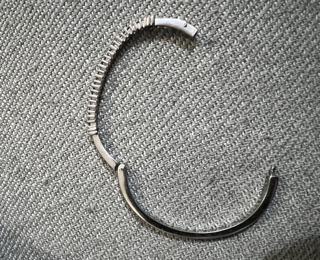 silver Tone bracelet With Unmarked Clear Crystal None symmetrical D : 5& 5.5cm