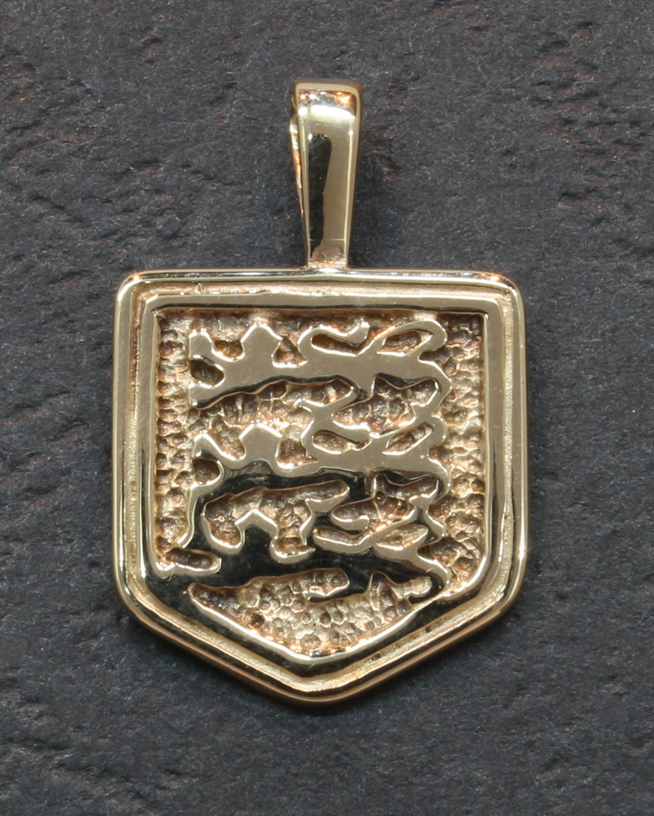 9 Carat Yellow Gold Solid Shield 3 Lions Pendant 25mm (80.26.086)
