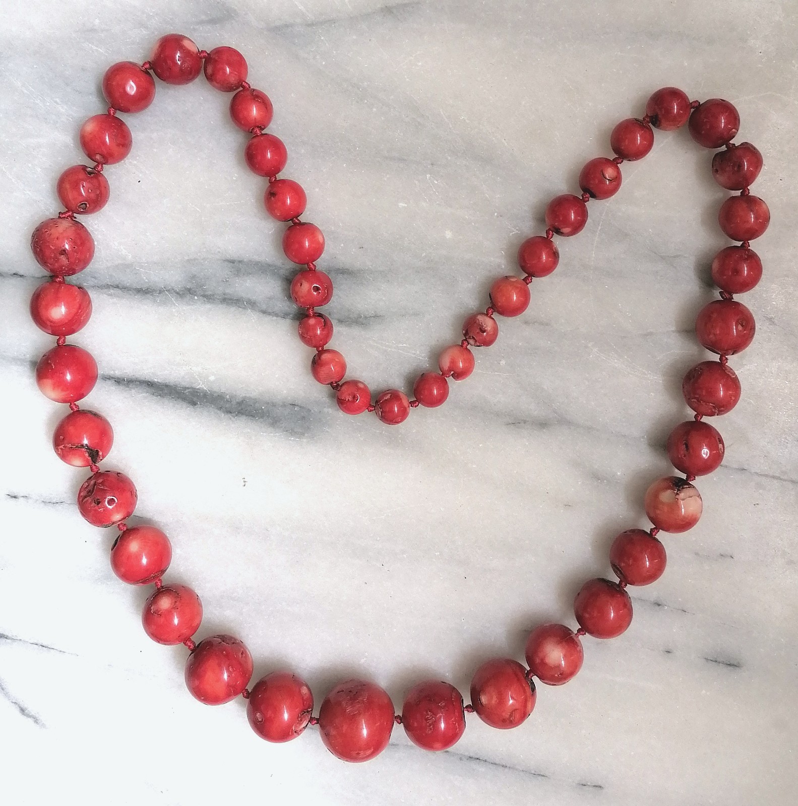 SPECTACULAR RED BAMBOO CORAL MAXI BALL CLIMBING NECKLACE, NEW.