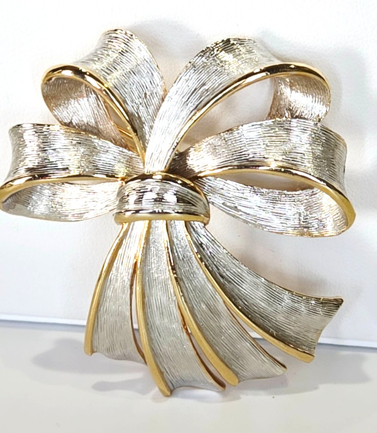 BOW Shape Pin Brooch Goldtone Silvertone 2 1/2″ x 2″