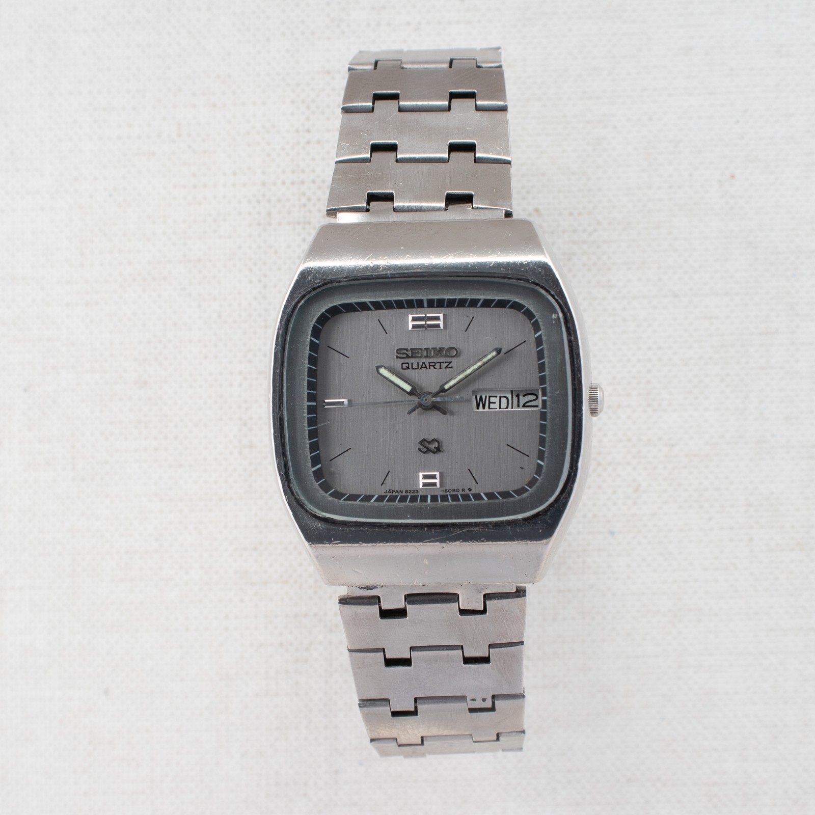 Vintage Seiko SQ Quartz Men’s Watch 8223-5080 Silver Dial, Ar En Day/Date 1989