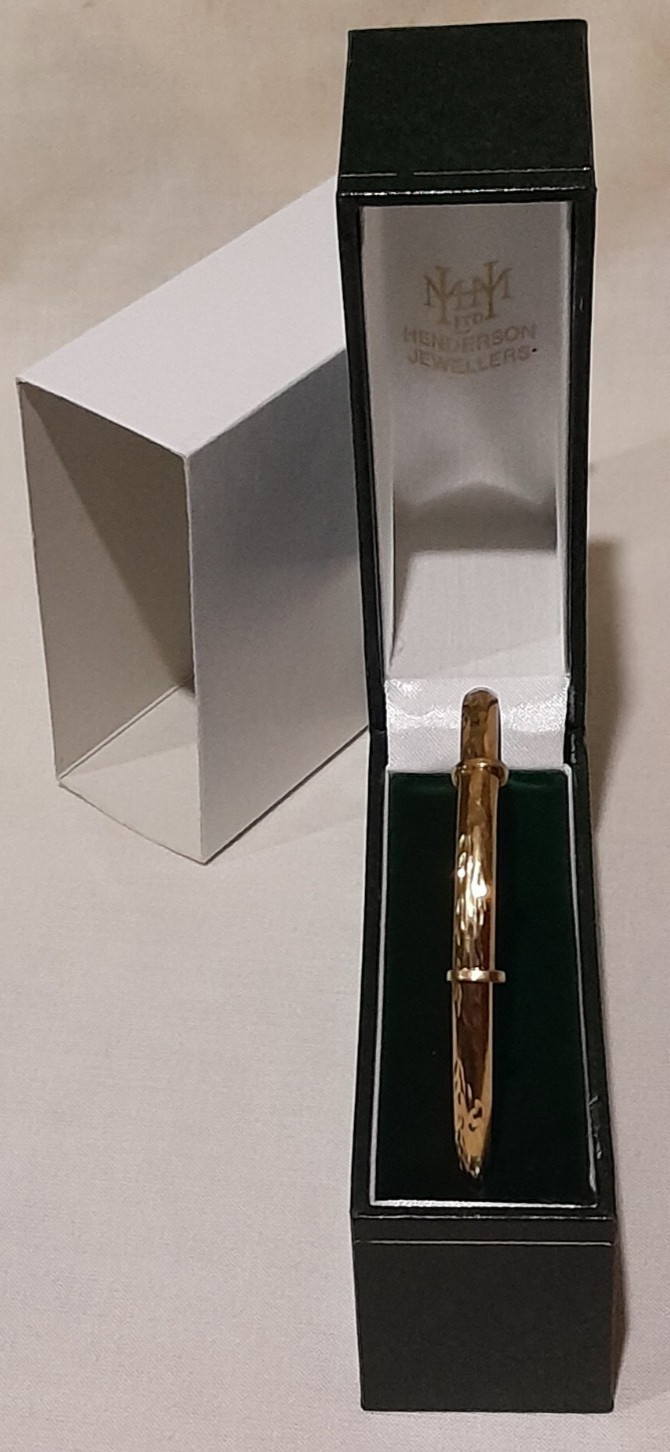 LARGE 9ct Gold ‘ADULT’S EXPANDABLE DIAMOND-CUT’ 8 inch Round BANGLE. 4.40 grams