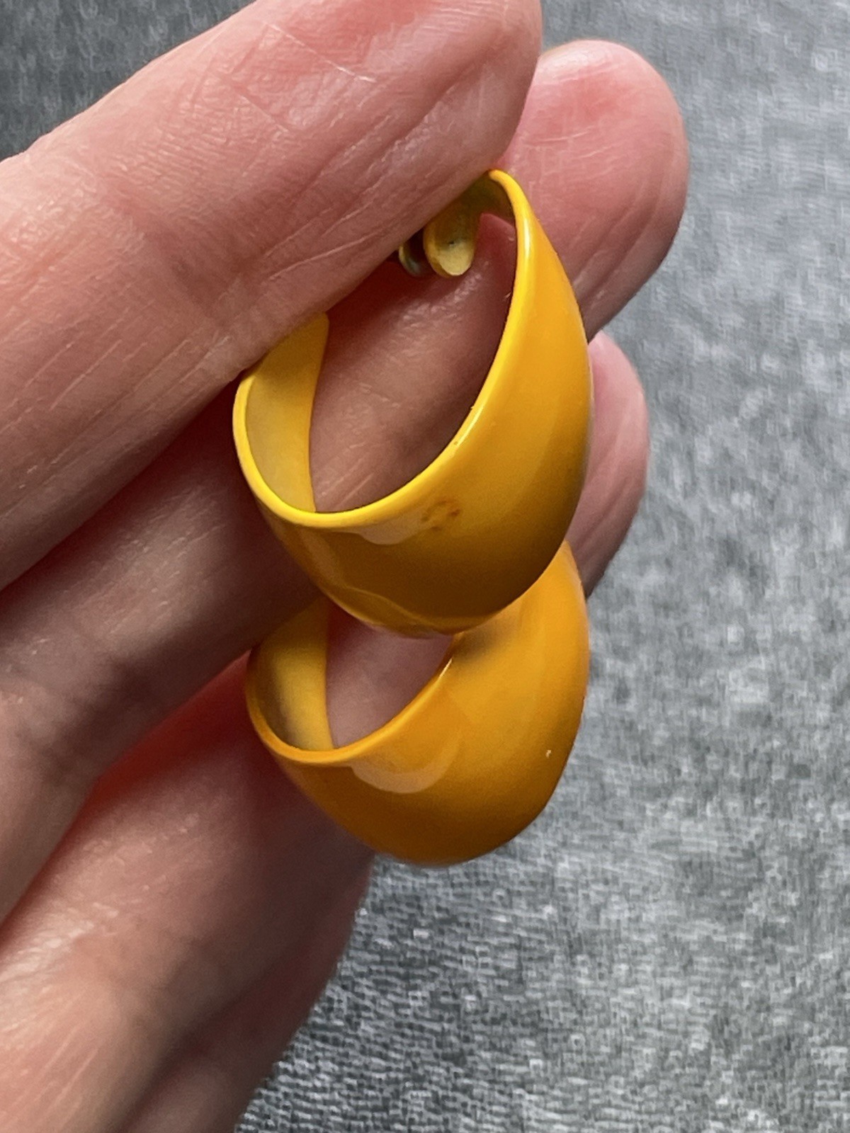 Vintage 1” Mustard Yellow Retro Curled Hoop Enameled Metal Earrings