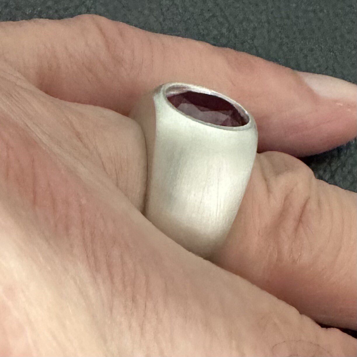 MJG STERLING SILVER RING. HEAVY. 12 x 10mm OVAL LAB CREATED GARNET. SZ 9.5