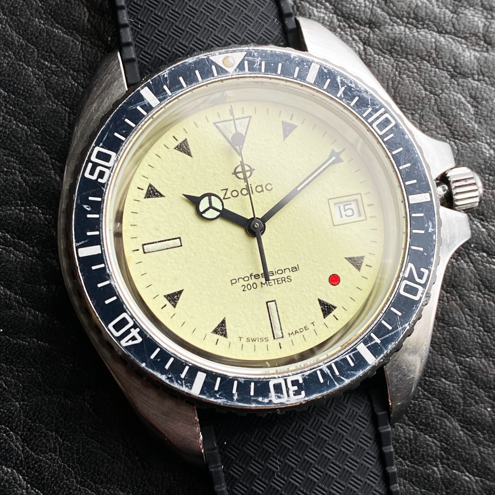 EXCELLENT ZODIAC VINTAGE RED POINT RED DOT 106.21.07 QUARTZ DIVER SWISS
