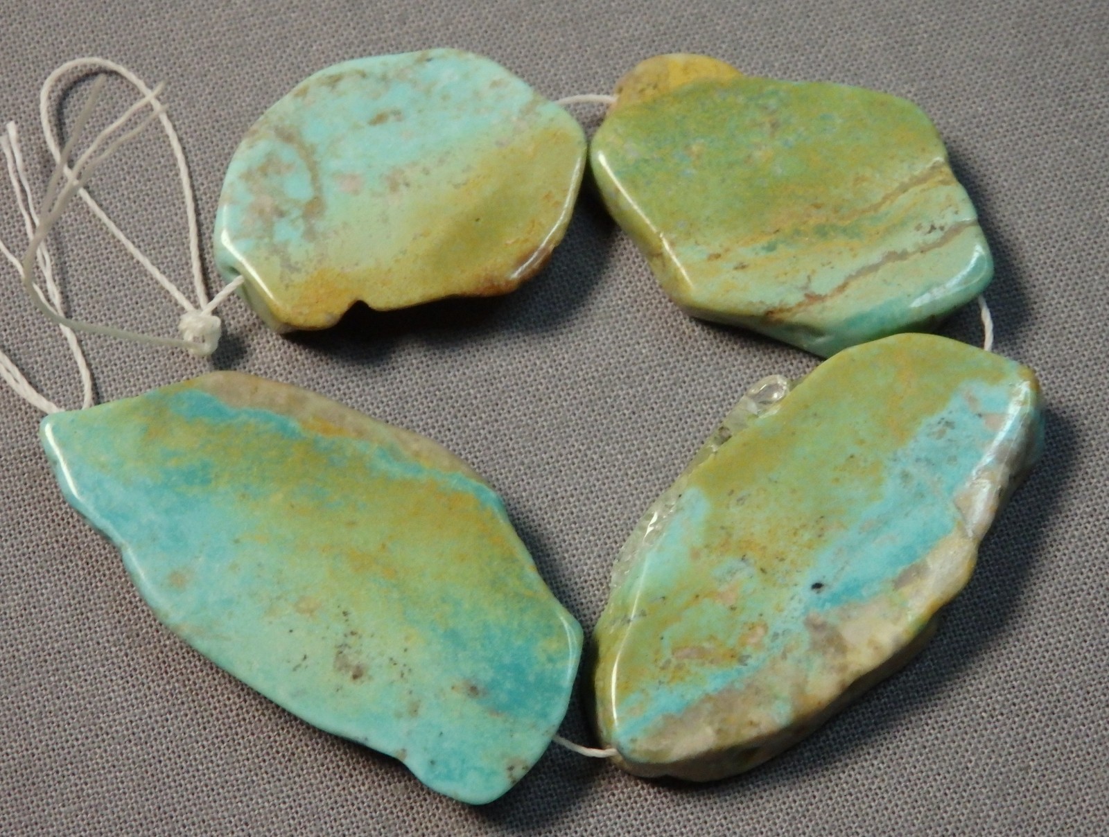 Arizona KINGMAN TURQUOISE 30-45mm Drilled Slabs 6″ Strand 30g 149cts