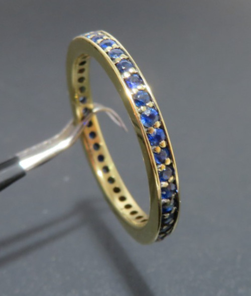 18K YG LADIES BLUE SAPPHIRE ETERNITY BAND RING SIZE 6.5 2.52 grams (G135509)