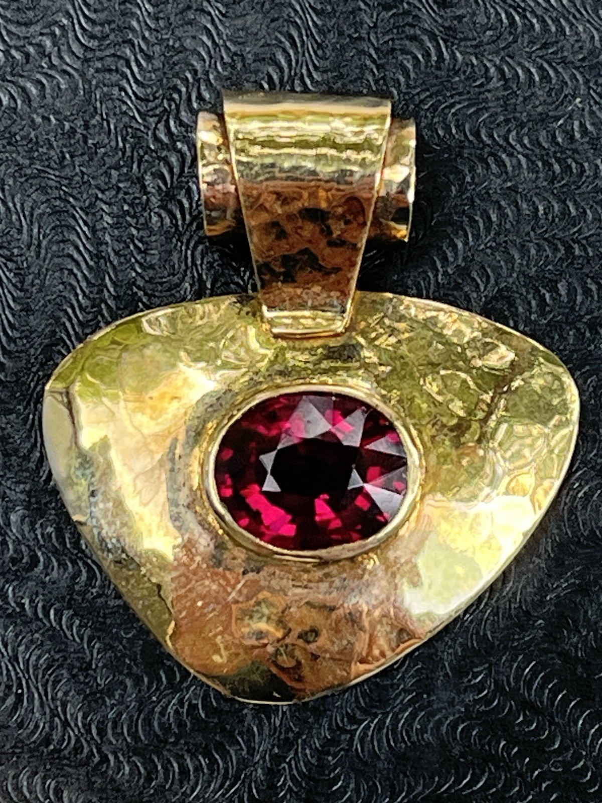One Of A Kind 18K Color Changing Pyrope Garnet Modern Pendant Signed Don Hines