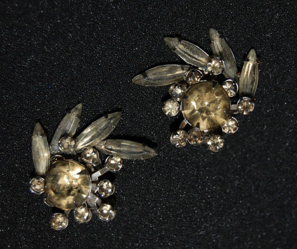 ELEGANT VTG MCM COUTURE GRAY SMOKE CRYSTALS OVAL FAN FLOWER SPRAY CLIP EARRINGS