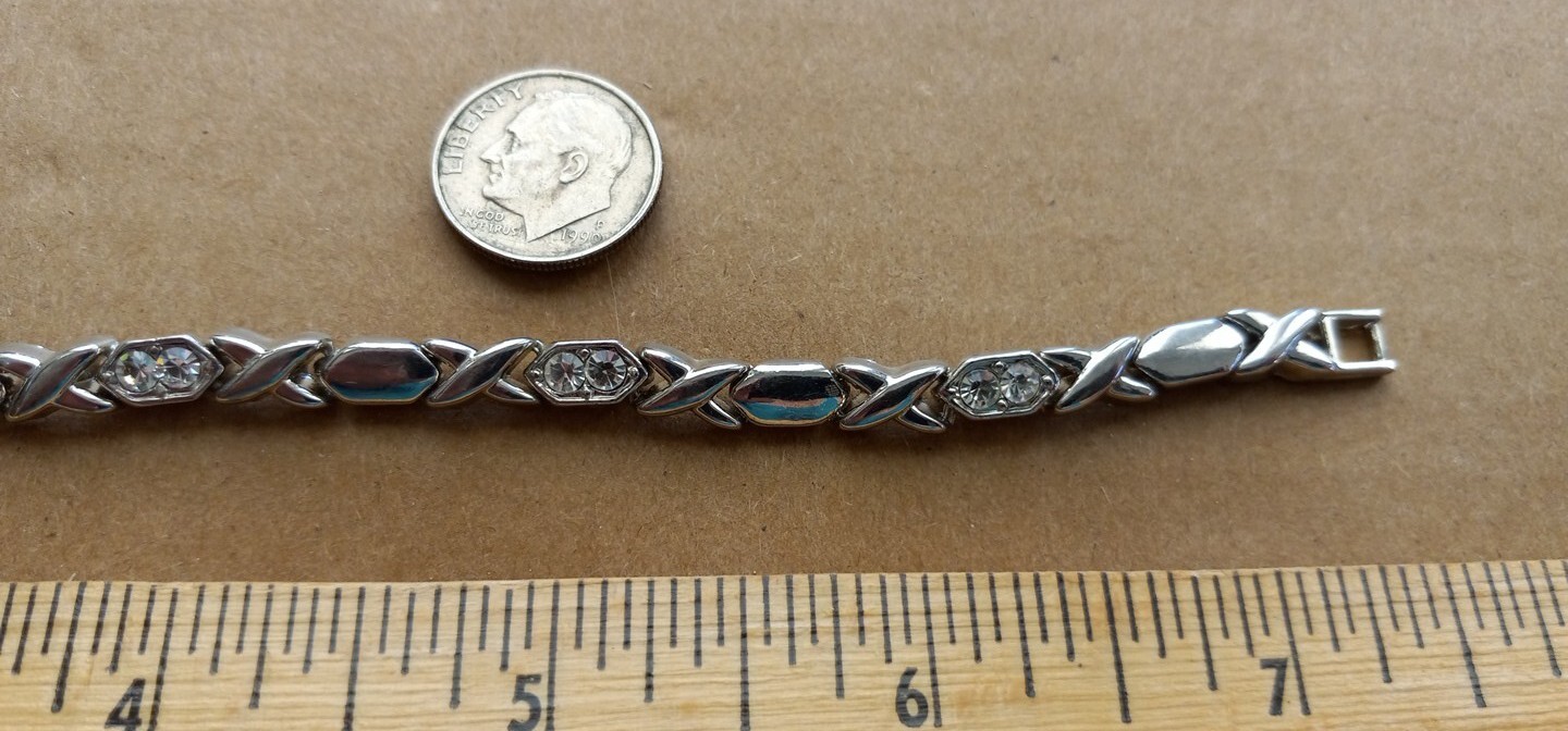 7 1/2″ X & O Silver Tone Bracelet with 10 Clear Crystals Kisses & Hugs Bracelet