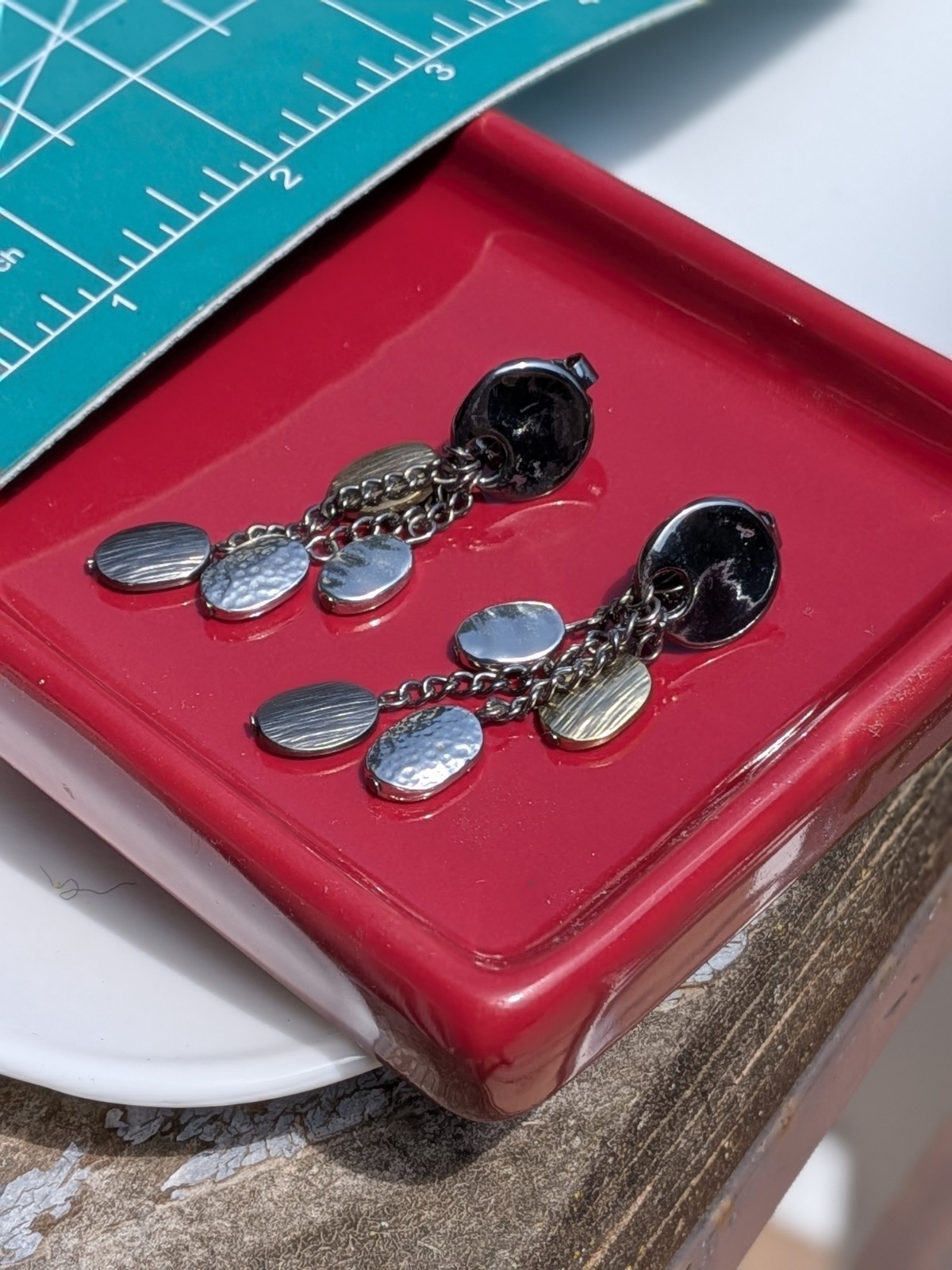 Textured Mixed Metal Oval 2¾” Dangle Clip Earrings Black Silver Gold Tone Chain