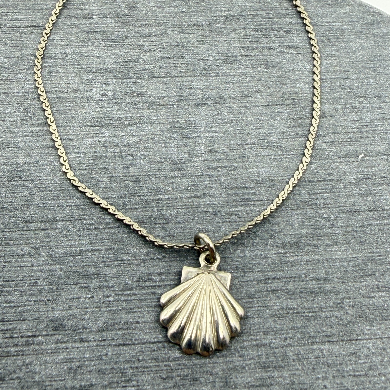 Y2K Dainty Seashell Pendant Necklace Silver Tone Coastal Beach Jewelry Gift