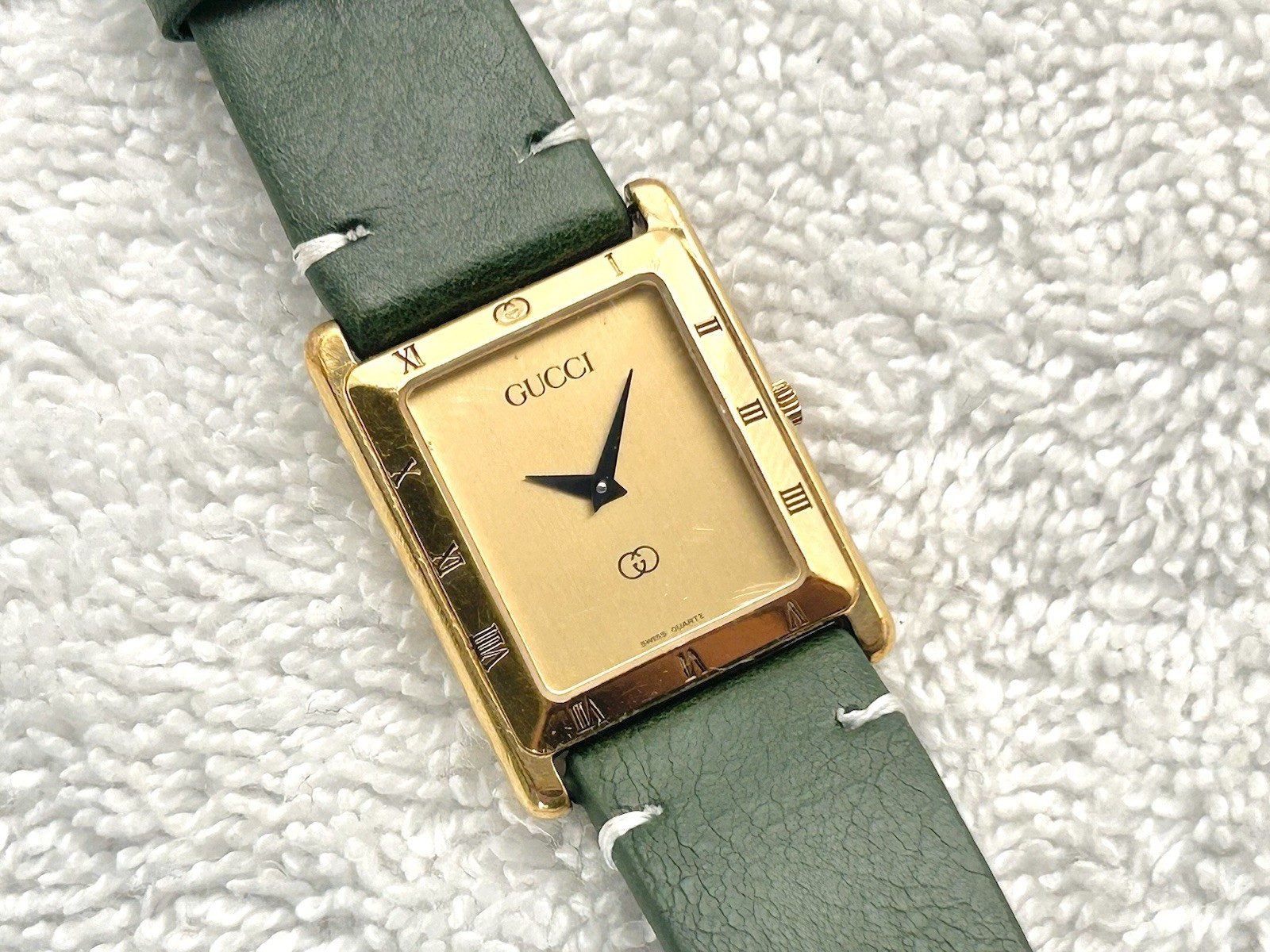 Vintage Gucci 4200L Gold Plated Quartz Batter-Powered Swiss Made Watch