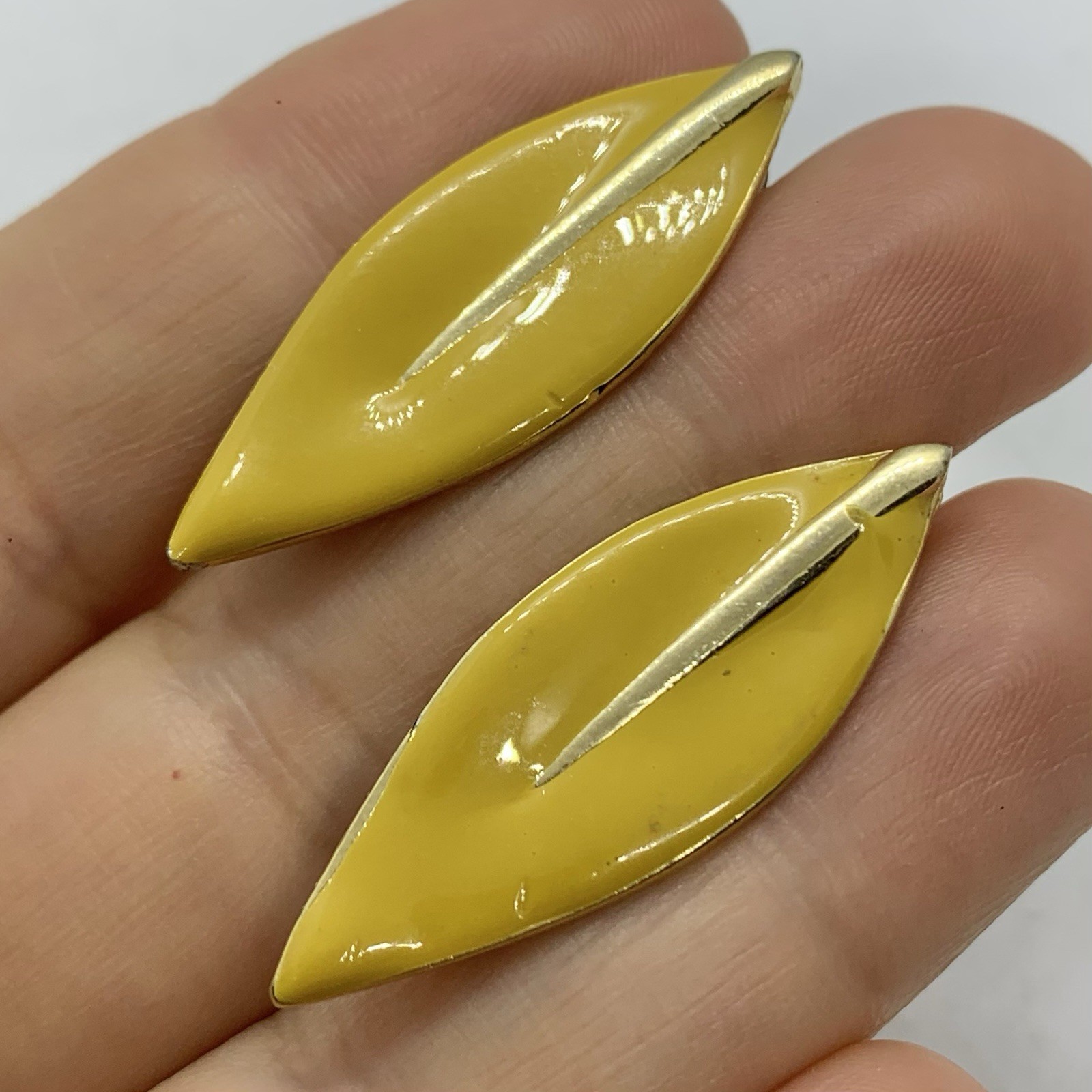 Vtg Retro Mustard Yellow Enamel Leaf Boho Earrings Drop Gold Tone Post
