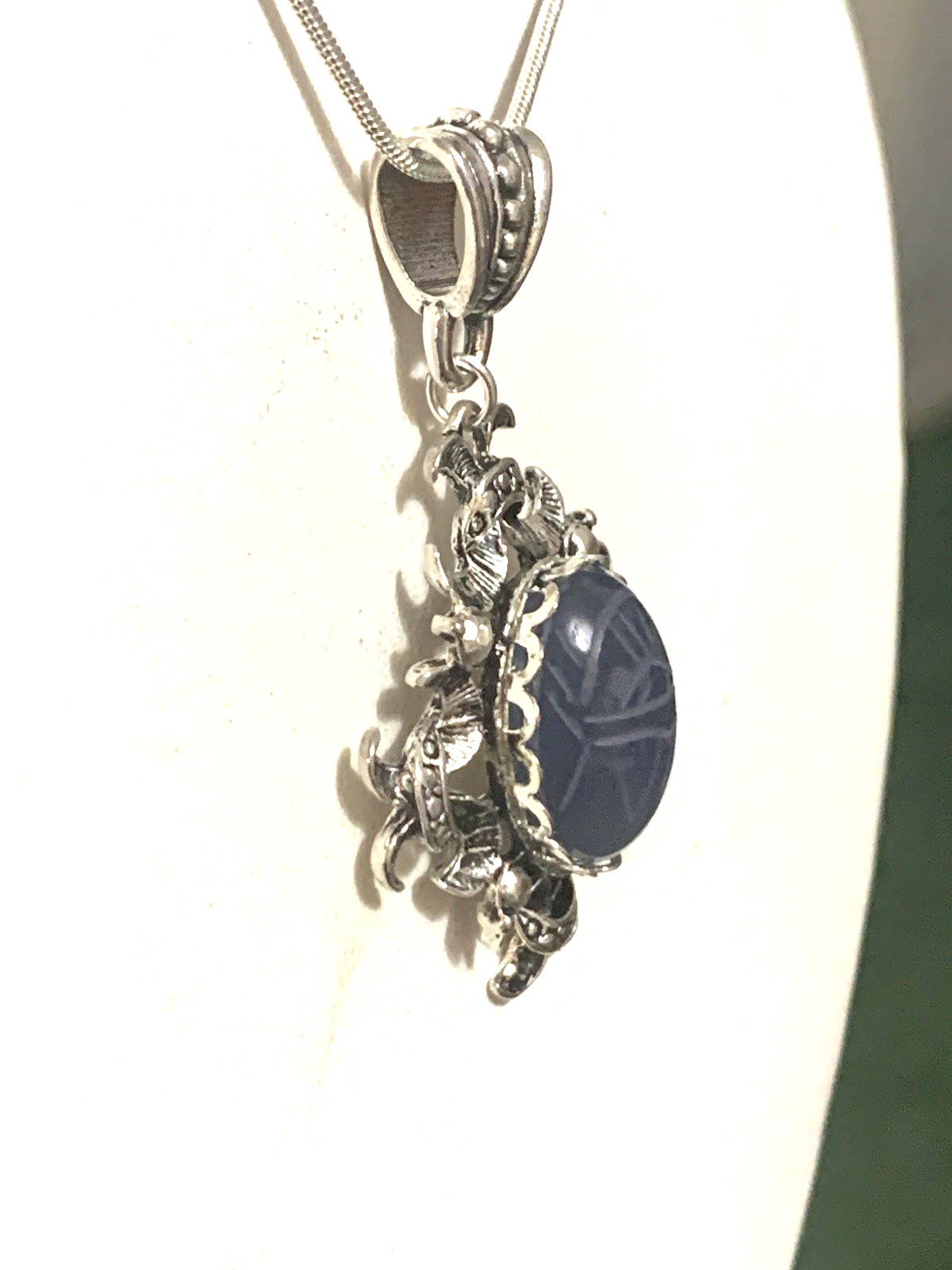 *NEW ITEM*RARE VTG.CARVED EGYPTIAN NAT.BLUE CHALCEDONY SCARAB PENDANT NECKLACE.s