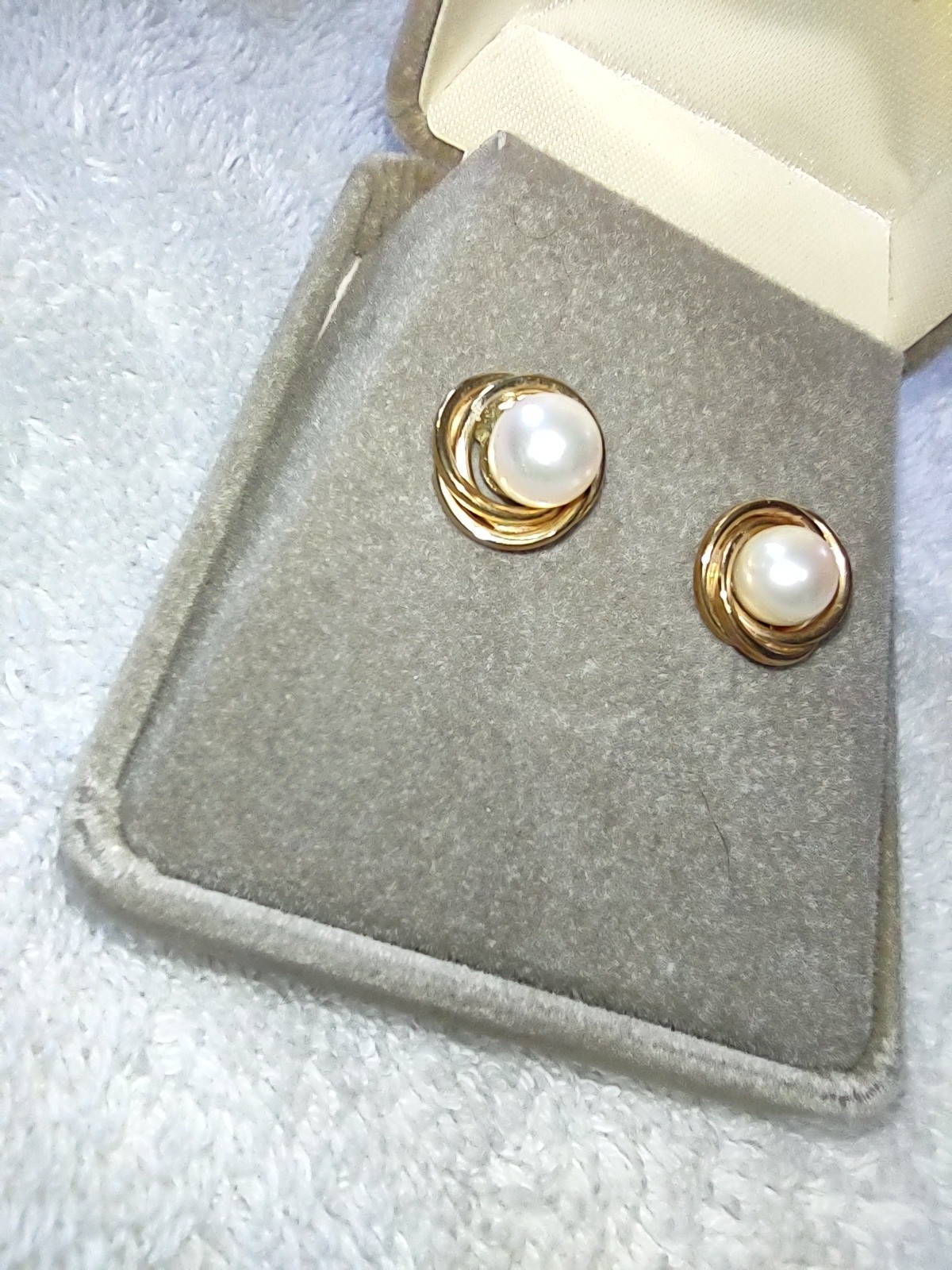 Cultured Freshwater Pearl (5mm) Love Knot Stud Earrings In 14k Gold.. Used Cond