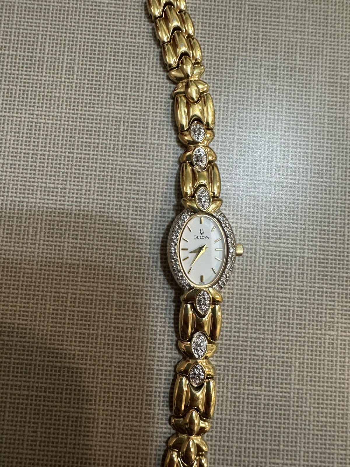 VINTAGE 7″ BULOVA 98R34 LADIES DIAMOND ACCENT BEZEL WATCH