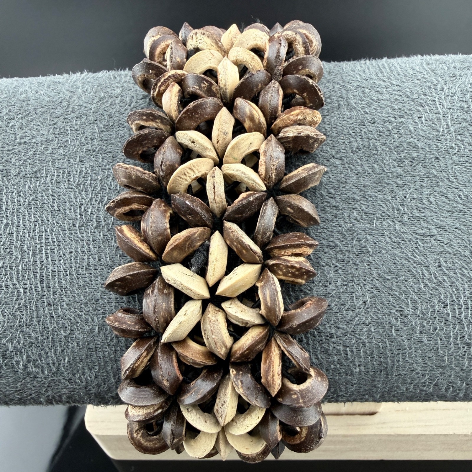 2009. Vtg Handmade Seed Nut Shell Stretch Bracelet Floral Boho Tribal Natural