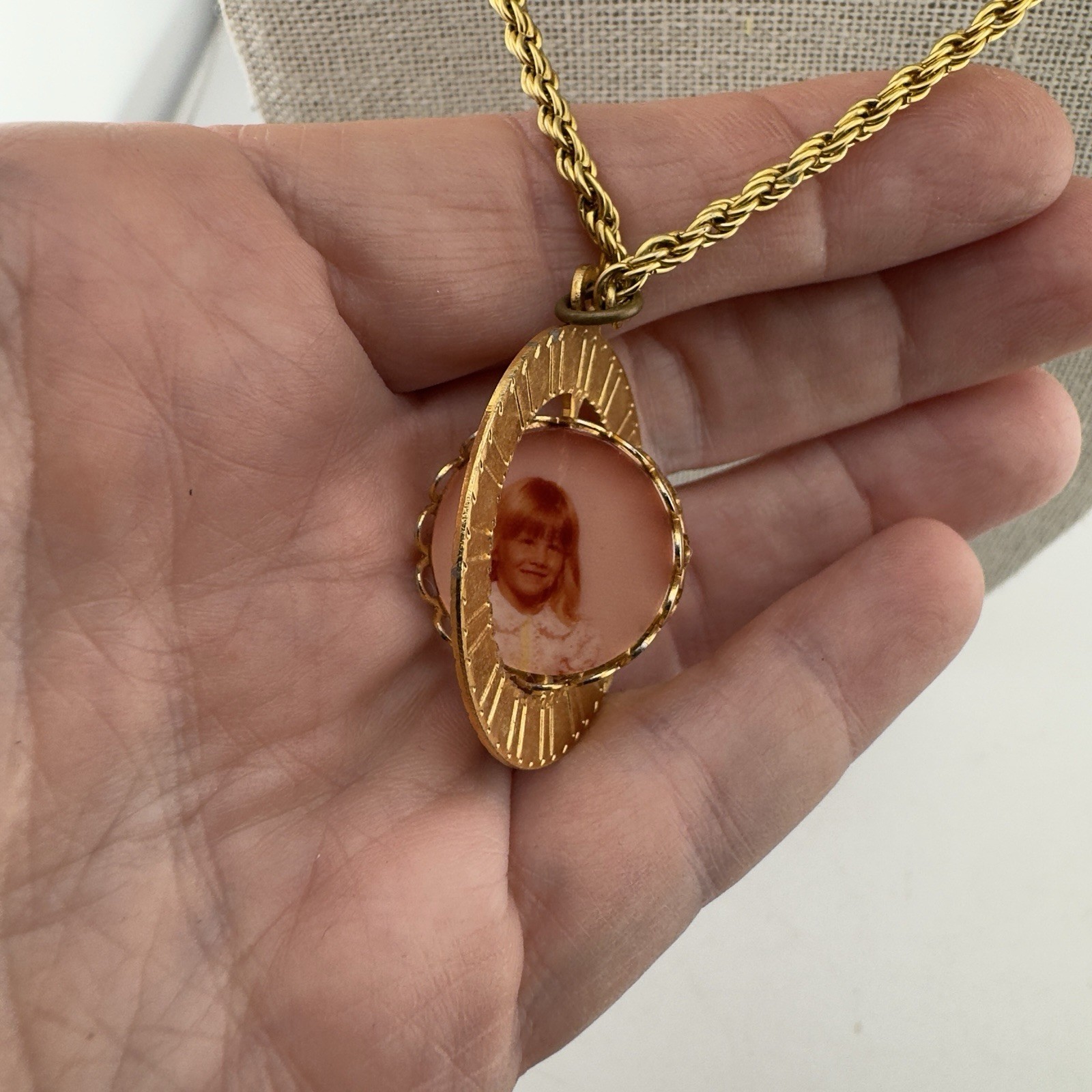 Vintage 70’s Photo Locket Holder Double Sided Spinner Pendant Necklace Gold 24″